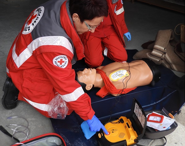 Herz-Lungen-Wiederbelebung mit Defibrillator