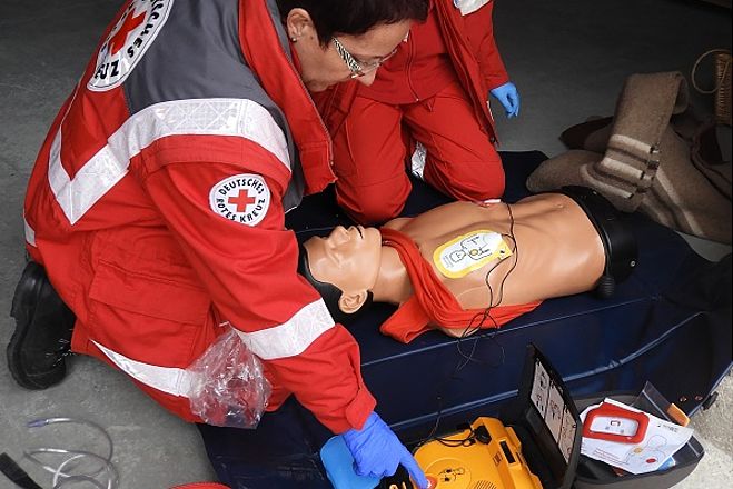 Herz-Lungen-Wiederbelebung mit Defibrillator