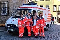 Einsatzkräfte mit Einsatzgruppenfahrzeug